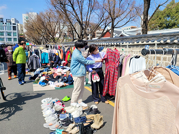 Dongmyo flea market